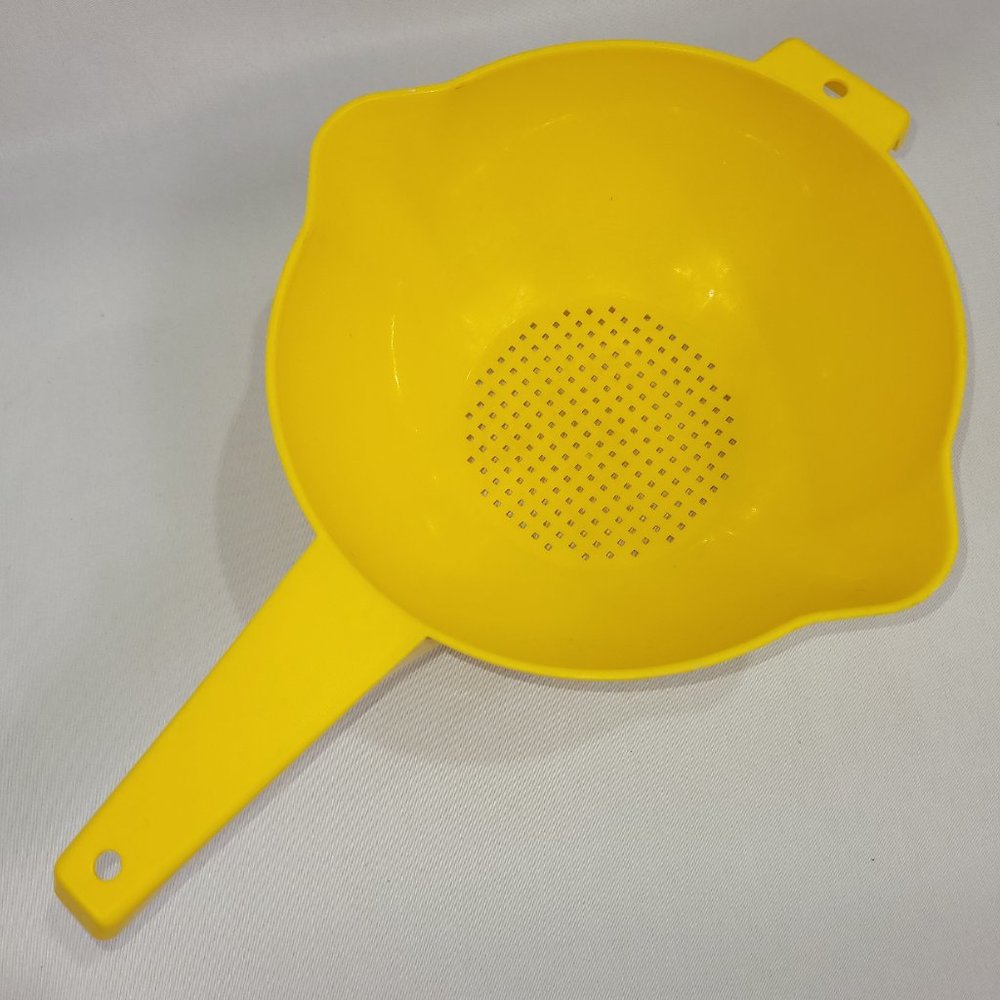 Tupperware Vintage 2 Quart Colander Yellow Plastic Sieve